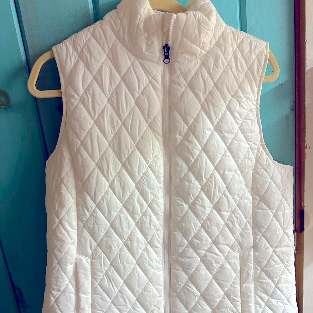 WHITE PUFFER VEST